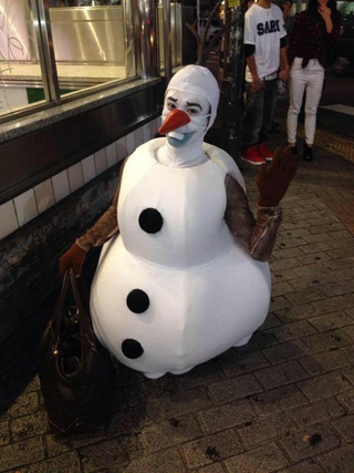Illustration for article titled Olaf from Frozen Hanging Out in Tokyo